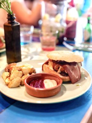 'Hamburguesa americana XXL' at Floripa in Barcelona