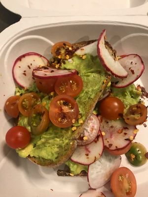 I won’t change my review just yet, but this is the 3rd avocado toast I got that has come as more of an avocado-paste without ANY flavor. Last 2x didn’t even have chili flakes. at Makeout Colombia in Bogota