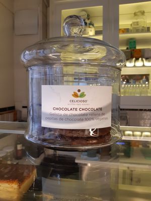 Vegan chocolate cookies at Celicioso Barquillo in Madrid