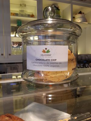Vegan chocolate chip cookies at Celicioso Barquillo in Madrid