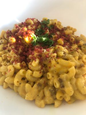Vegan Mac n cheese with “bacon bits” at Vida Hermosa in Playa Hermosa