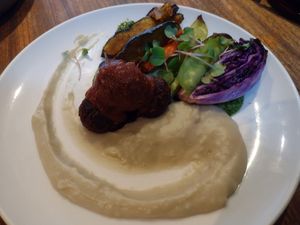 Isso foi um prato principal. O prato era de almôndegas vieram três bolinhas minúsculas. O que era para ser um purê parecia um molhinho, de tão pouco que veio. at Prana Vegetariano - JB in Rio De Janeiro