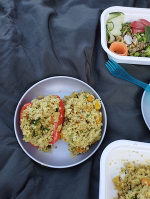 Poivrons farcis aux quinoa, légumes et pois chiches at Vegetalicia in Namur