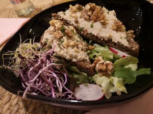 Toast à la crème d'andives et noix at Vegetalicia in Namur