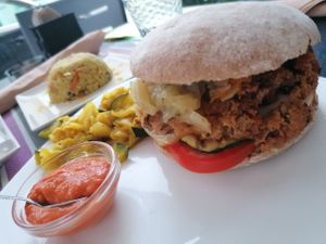 Hamburguesa con pan de espelta at Casa Veggy in Nerja