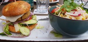 Veganer Falafelburger mit Salat🌱 at Patchwork Food & Bar in Kulmbach