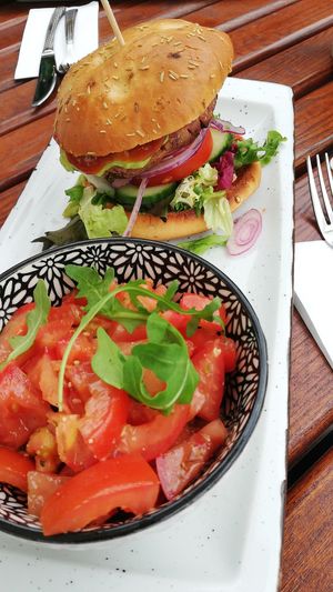 Veganer Burger (Pattie aus Kidneys) mit Tomatensalat at Patchwork Food & Bar in Kulmbach