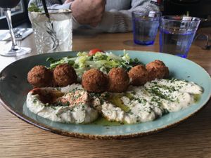 Veggie plate with pita bread at Napo's Quality Grill in Antwerpen