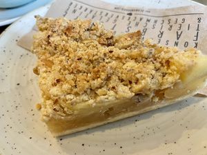 apple crumble at Dean & David - Trankgasse in Cologne