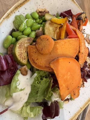 buddha bowl vegan  at Dean & David - Trankgasse in Cologne