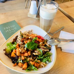 Buddha Bowl (Dressing tauschen, dann ist es vegan!) und ein Latte Macchiato mit Sojadrink at Dean & David - Trankgasse in Cologne