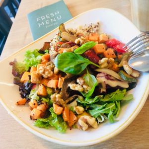 Buddha Bowl (Dressing tauschen, dann ist es vegan!) ...soooo Yummy!😍 at Dean & David - Trankgasse in Cologne