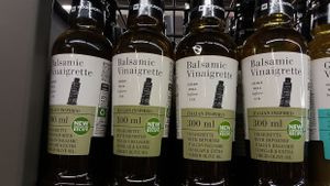 Another delicious dressing. Balsamic, herb & olive oil. Traditional and very vegan. Check out their other ranges with the word vegan.  at Woolworths - Douglasdale in Johannesburg