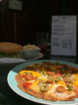 Individual pizza “Española” at Rincon Flamenco Cafe in La Serena