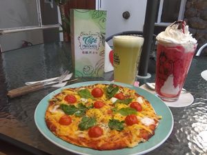 Multiple chees pizza, a strawberry milkshake and limonade at Rincon Flamenco Cafe in La Serena