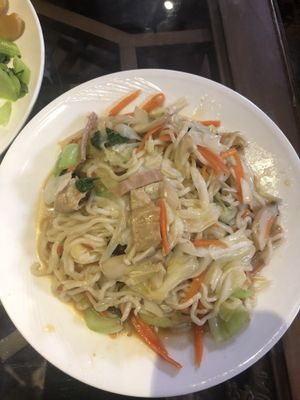 超拉麵 fried ramen noodles  at ShàngHǎi BǎoShēng Táng 上海宝生堂 in Taipei