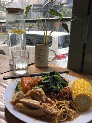 Plate of food at Simple me 素來素往 in Kowloon