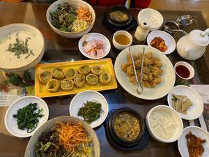 What a fantastic spread!  at Oh Se Gae Hyang - 오세계향 in Seoul