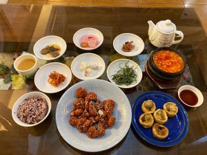 Sweet and Spicy vegan chickn with sesame seeds, spicy tofu stew with purple rice, veggie dumplings, and assorted side dishes  at Oh Se Gae Hyang - 오세계향 in Seoul