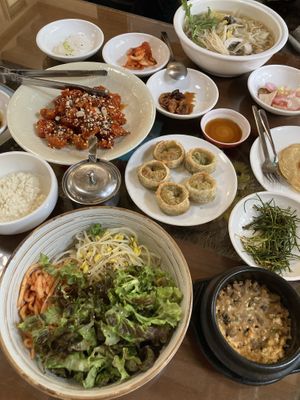 Mushroom noodle soup, fried chicken, mandoo, fried “egg” and bibimbap  at Oh Se Gae Hyang - 오세계향 in Seoul