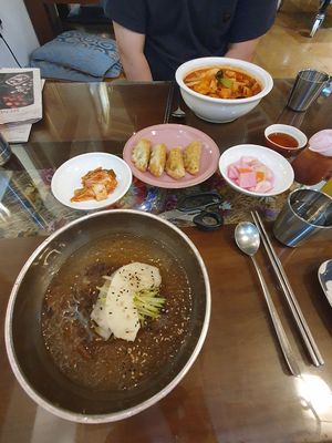 Cold noodles, Mandus, side dishes and Jjampong at Oh Se Gae Hyang - 오세계향 in Seoul