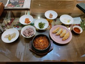 Soy meat jjigae and mandu with banchan at Oh Se Gae Hyang - 오세계향 in Seoul