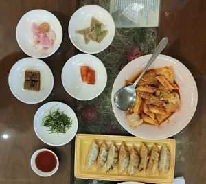Dumpling, tteokbokki and side dishes  at Oh Se Gae Hyang - 오세계향 in Seoul