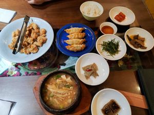 Vegan chicken, dumplings (4 pcs.), Stew and all the sights that came with it at Oh Se Gae Hyang - 오세계향 in Seoul