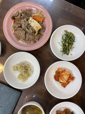 Banchan with main dish  at Oh Se Gae Hyang - 오세계향 in Seoul