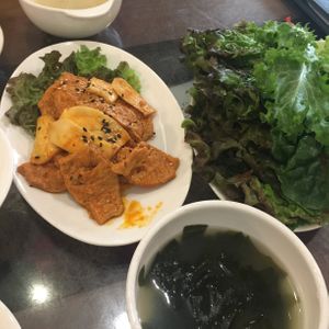 2018 - Meat/lettuce and soup at Oh Se Gae Hyang - 오세계향 in Seoul