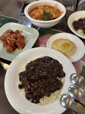 Jjamppong, 양념 chicken, jjajangmyeon, egg  at Oh Se Gae Hyang - 오세계향 in Seoul