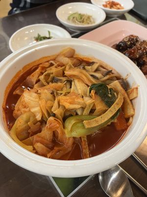 Seafood soup 짬뽀ㅇ  at Oh Se Gae Hyang - 오세계향 in Seoul