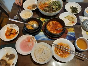 Bibimbap and Tofu Stew at Oh Se Gae Hyang - 오세계향 in Seoul