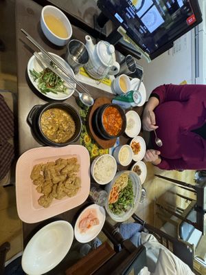 Bibimbap, fried chicken and tofu stew  at Oh Se Gae Hyang - 오세계향 in Seoul