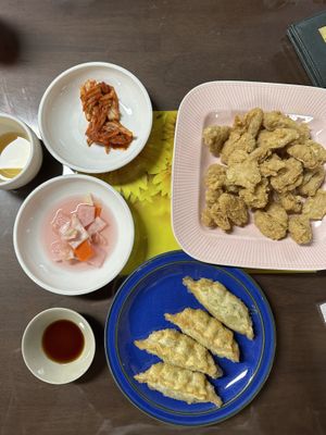 KFC looked good but wasn’t great. Also, need some dipping sauce. Dumplings were good. Side dishes 10/10  at Oh Se Gae Hyang - 오세계향 in Seoul