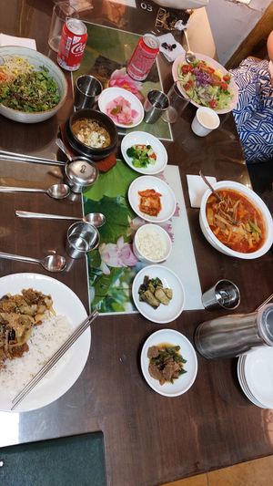Vegan bulgogi, a salade, spicy soup and bibimbap at Oh Se Gae Hyang - 오세계향 in Seoul
