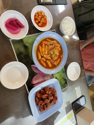 Tteokbokki and fried chicken with sauce   at Oh Se Gae Hyang - 오세계향 in Seoul