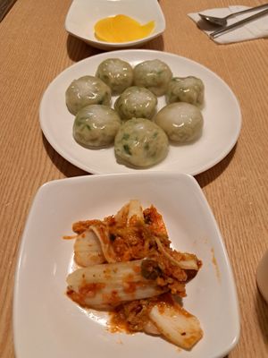 Vegan dumplings and kimchi at Oh Se Gae Hyang - 오세계향 in Seoul