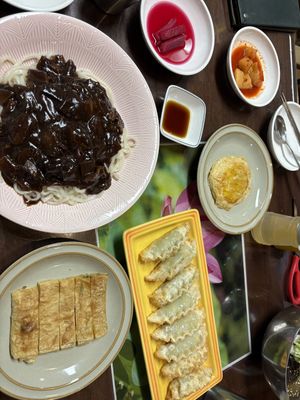 noodle con salsa di fagioli, pelle di tofu, uovo e ravioli fritti   at Oh Se Gae Hyang - 오세계향 in Seoul
