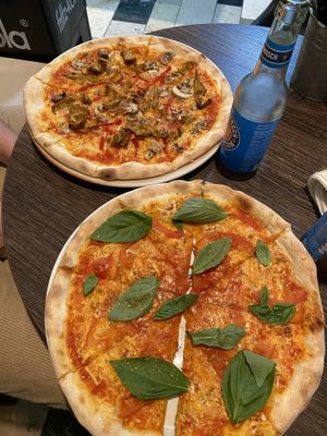 Vegane Pizzen mit Morzarella Ersatz und Hähnchen Ersatz   at Pizzeria Nero in Bielefeld