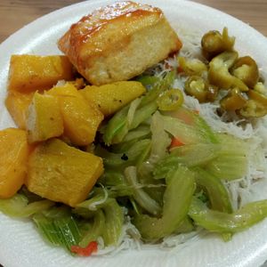 White beehoon with 3 dishes $3.50 at Wan Fu Shi Jie 萬佛世界 in Central Singapore