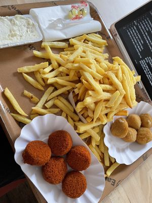 Vegan bami balls, vegan cheese balls, vegan aioli  at De Frietketel in Ghent
