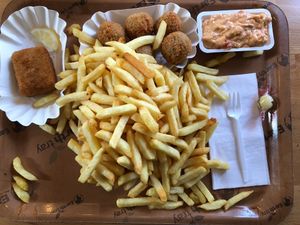 Kaaskroket, bitterballen and ‘small’ fries with samurai sauce at De Frietketel in Ghent