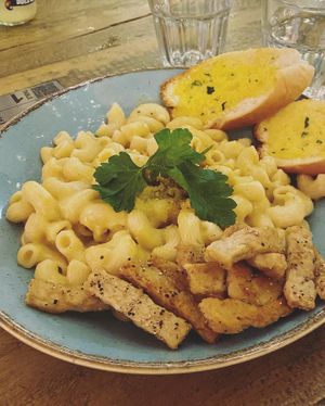 I had the mac n cheeze with chickn strips and garlic bread. Fancied some hearty carbs with added protein after a long walk through the Old Town on a cold night - chef delivered! at Seeds for the Soul in Edinburgh