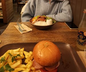 Beyond mac'n'cheese burger and Asian bowl at Seeds for the Soul in Edinburgh