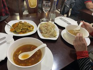 Valeurs sûres : potage pekinois, champignons, poulet curry, nouilles frites...  at Pato Beikin in Valencia