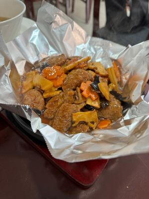 Sizzling vegan faux-meat (sha-cha sauce) at Pato Beikin in Valencia