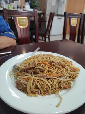 Fried noodles at Pato Beikin in Valencia