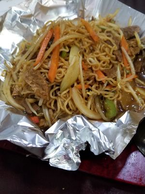 Sizzling vegan noodles at Pato Beikin in Valencia