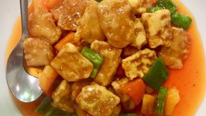 Amazing sweet & sour vegan chicken at Pato Beikin in Valencia